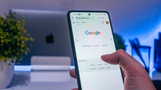 Google testează discuții în aplicația Search; Comentariile de tip Reddit apar direct în rezultate