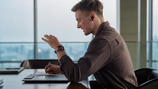 HUAWEI Watch 5 42mm este aici și revoluționează procesul de monitorizare Health, cu senzorul X-TAP