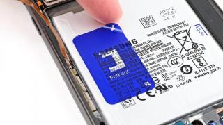 Seria Galaxy S26 va aduce baterii cu înveliș metalic; Samsung preia o idee testată deja de Apple