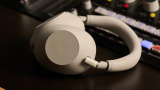 Sony lansează WH-1000XM6: Căști over-ear premium, cu noise canceling mai bun și design pliabil