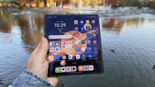 Honor Magic V5 ar urma să debuteze în iunie, devenind noul "cel mai subţire şi uşor" telefon pliabil