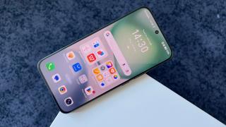 Honor 400: Avem display mai mic, foarte luminos și care te scapă de răul de mișcare în mașină