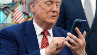 Trump amenință cu un tarif de 25% pentru iPhone-urile produse în India; Apple riscă pierderi de până la 900 de milioane de dolari pe trimestru