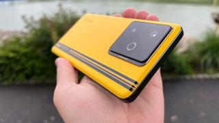 realme GT 7T: Design de Bumblebee, galben și cu raport corp-ecran excelent