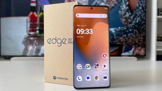 RESIGILATUL ZILEI #62: Motorola Edge 50 Pro – smartphone subțire, ecran OLED 144Hz, 12GB RAM, încărcare 125W și sunet Dolby Atmos