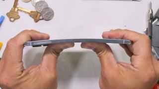 Samsung Galaxy S25 Edge supus testului de foc! Se îndoaie sau nu telefonul de 5.8 mm grosime