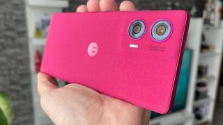 RESIGILATUL ZILEI #63: Motorola Edge 50 Fusion – telefon elegant cu ecran OLED 144Hz, 12GB RAM, baterie mare și design Hot Pink