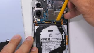 Samsung Galaxy S25 Edge disecat în fața camerei; Deși autonomia nu impresionează, are o baterie ușor de înlocuit (Video)
