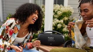 RESIGILATUL ZILEI #65: JBL Boombox 3 Wi-Fi – sunet serios, oriunde te prinde seara; Gata de drum, distracție și muzică fără pauză