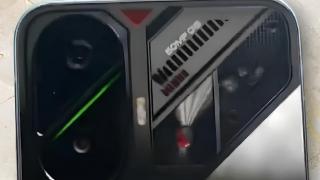 O imagine scăpată online dezvăluie spatele lui POCO F7, un model care îmbină performanța ridicată cu un design orientat clar către gameri.