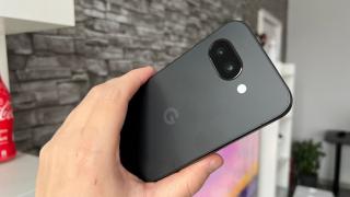 Google introduce o setare de asistență pentru sănătatea bateriei pe Pixel; noua funcție ajustează încărcarea în funcție de uzură și nu poate fi dezactivată pe modelele noi