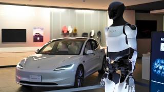 Unul dintre liderii proiectului Optimus părăsește Tesla într-o săptămână dificilă pentru companie; Kovac pleacă, Musk se ceartă cu Trump, iar acțiunile scad drastic