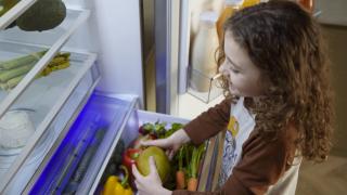 RESIGILATUL ZILEI #68: Combina frigorifică Beko cu tehnologie HarvestFresh și AeroFlow; Spațiu generos și funcții smart la preț redus semnificativ