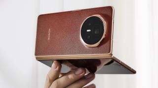 Honor vrea să ofere un plus de eleganță viitorului pliabil Magic V5, optând pentru o nuanță premium aurie