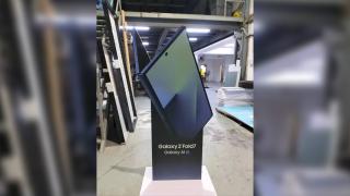 Samsung Galaxy Z Fold 7 își dezvăluie designul printr-un stand promoțional
