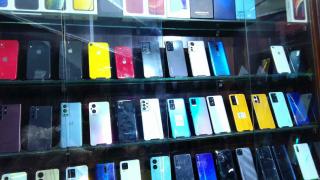100 de milioane de telefoane zac în sertarele europenilor; Piața second-hand scade pentru prima dată după 2022