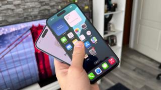 iPhone 17 chiar va avea display mai mare; Protecții de ecran Spigen confirmă diagonala de 6.3 inch