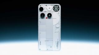 Nothing a lansat oficial Phone (3), un model cu design asimetric, ecran Glyph Matrix și camere de 50 MP