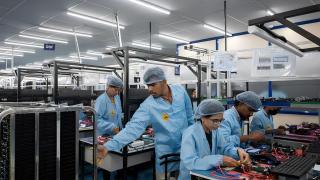 Foxconn retrage sute de ingineri chinezi din India, afectând planurile Apple de extindere a producției; Tensiunile logistice ar putea încetini producția iPhone 17