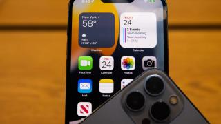 iOS 26 îți îngheață apelul FaceTime dacă te apuci să te dezbraci; funcția pentru copii pare că îi “protejează” și pe adulți