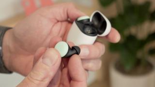 Google ar putea anunța și alte gadget-uri alături de seria Pixel 10; Apar la orizont căștile Pixel Buds 2a și un încărcător wireless pentru dispozitive