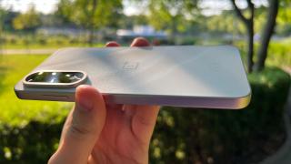 OnePlus Nord 5: Design-ul este mai rafinat și continuă pe direcția de simplitate, are sticlă în spate