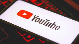 YouTube activează voice-over automat în engleză pentru clipurile în română; funcția e deja disponibilă în România și o puteți testa