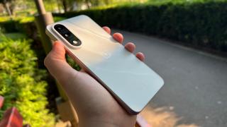 OnePlus Nord 5: Bateria pierde din mAh față de predecesor, dar e mai eficientă, cu ore în plus