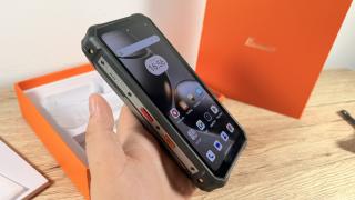 FOSSiBOT F107 Pro Unboxing: Smartphone-ul de aproape un kilogram e aici, cu o baterie de 28.000 mAh, construcție robustă, chiar și lanternă LED integrată