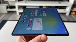 Se concretizează ceea ce bănuiam la lansarea Z Fold7; Apple pregătește un iPhone pliabil cu panouri Samsung fără cută