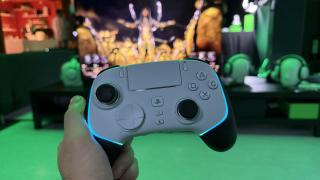 M-am jucat cu Razer Wolverine V2 Pro, controller de PS5 şi PC pentru pasionaţii de shootere