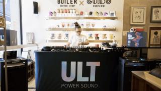 Sony a testat boxele ULT în spații urbane din București; patru cafenele au găzduit seria Bass Therapy, cu DJ-i și evenimente de zi