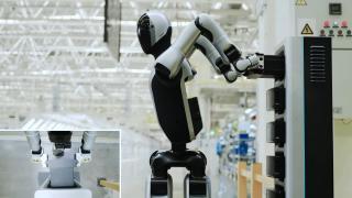 Primul robot umanoid care își schimbă singur bateria; Walker S2 de la UBTech din China are alimentare duală și autonomie continuă