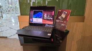 Am urcat cu picioarele pe un laptop, am văzut laptopul rulabil Lenovo şi modelul Yoga 9 cu două ecrane