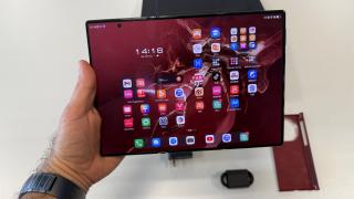 Versiunea 2.0 de triplu pliabil HUAWEI va debuta în septembrie, iar prima generație de la rivalul Samsung mai întârzie o lună