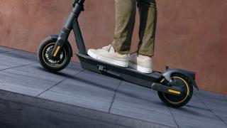 RESIGILATUL ZILEI #96: Trotinetă Ninebot MAX G2 cu autonomie 70 km, suspensie dublă și aplicație smart – Vara se simte mai bine pe două roți