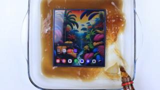 Galaxy Z Fold7 rezistă surprinzător de bine la tortură; Noul pliabil testat cu gheață, nisip și cafea (Video)