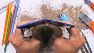 Galaxy Z Fold7, sub lupa lui JerryRigEverything; Balamaua face față cu brio (Video)