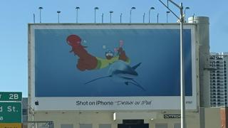 Apple face valuri în Miami cu un panou controversat; Un design interpretabil sau marketing bine gândit?