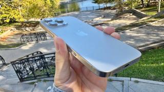 Apple trece pragul de 3 miliarde de iPhone-uri livrate; Investiții masive în AI și recorduri pe servicii