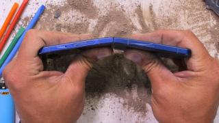 Samsung Galaxy Z Flip7 îndoit de mama focului de JerryRigEverything; Rezistă la test? (Video)
