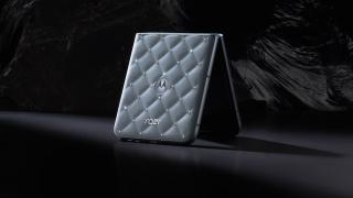 motorola razr 60 primește o ediție cu bling-bling, pe nuanța PANTONE Ice Melt cu 35 de cristale Swarovski
