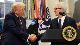 Apple promite investiții de 100 de miliarde de dolari în SUA după presiuni din partea lui Donald Trump