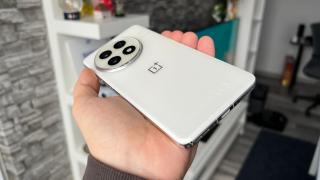 Surse din China indică un OnePlus 15 cu tehnologie silicon-carbon și baterie de 7.000 mAh; Design subțire și procesor Snapdragon 8 Gen 2