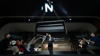 Honor Magic V5 a intrat în Guinness World Records; telefonul pliabil a susținut 104 kilograme în suspensie