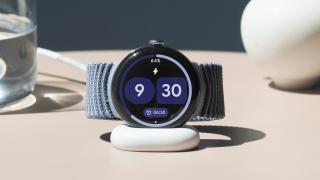 Google prezintă Pixel Watch 4: Smartwatch cu ecran Actua 360, AI integrat și funcție de comunicare prin satelit