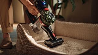 Dyson lansează un aspirator fără fir, puternic: V8 Cyclone, cu captură record de praf
