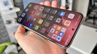 Huawei Pura 80 Ultra: Display ultra imersiv, pe soare, în deplasare, în tren spre munte