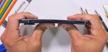 Google Pixel 10 Pro XL e de neclintit şi greu de zgâriat pentru JerryRigEverything la noul test de rezistenţă (Video)  