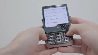 Samsung Galaxy Z Flip cu tastatură BlackBerry? Telefonul cu clapetă devine slider retro într-un proiect DIY genial (Video)